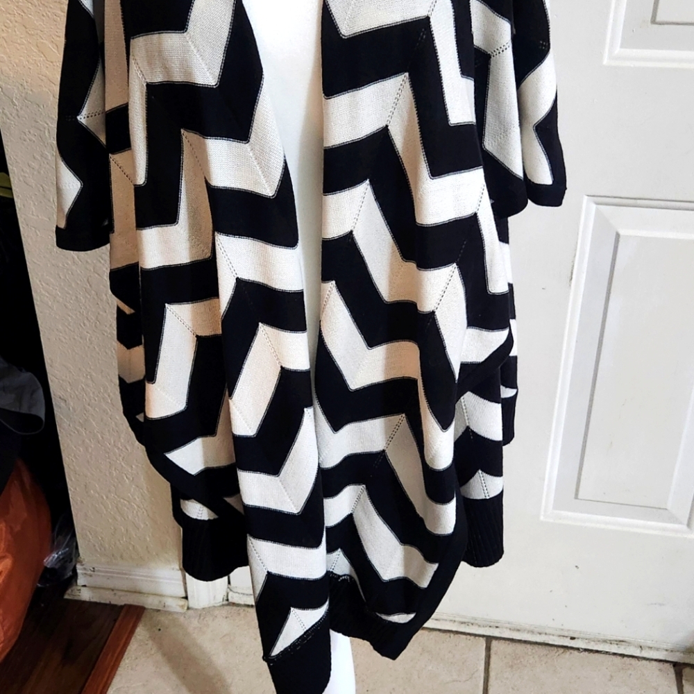 Womens XL Sweater Chevron Cardigan B & W Print